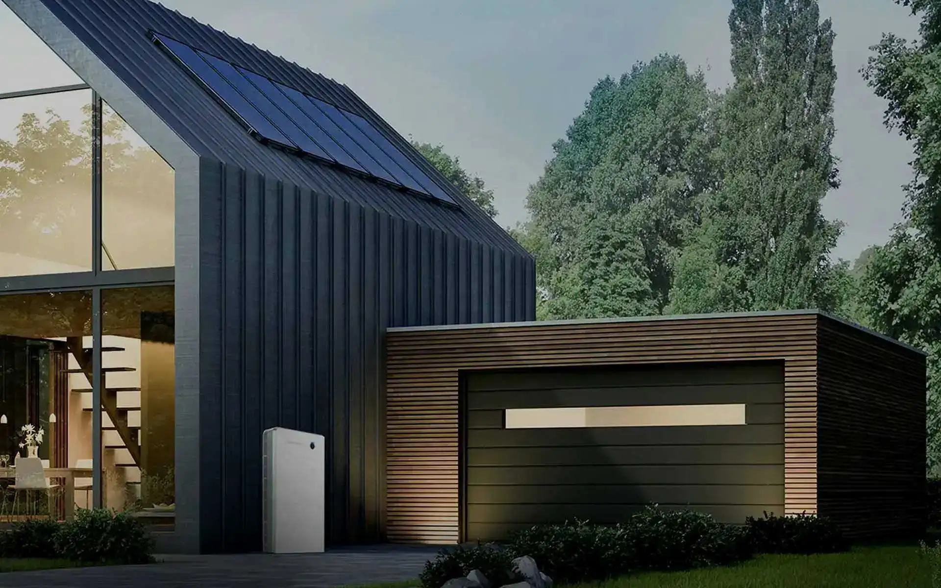 Moderne woning met zonnepanelen op het dak en een thuisbatterij tegen de gevel, bij avondlicht